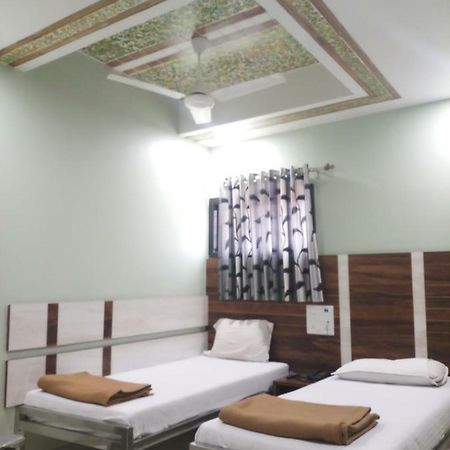 Hotel Crystal Surat Ngoại thất bức ảnh