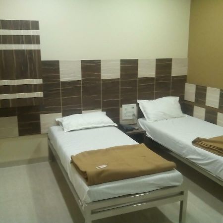Hotel Crystal Surat Ngoại thất bức ảnh