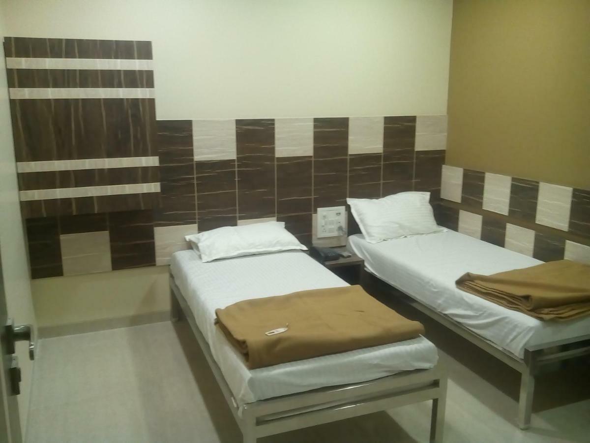 Hotel Crystal Surat Ngoại thất bức ảnh